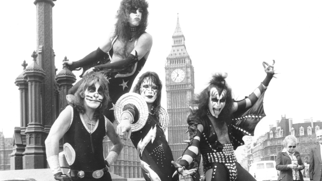 Illustration for article titled 7 Pictures Of KISS That Prove How Great It Is To Have Fun With Your Buddies
